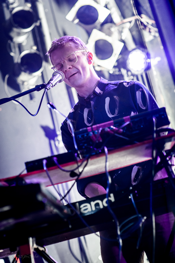 Django Django bei ihrem Konzert im Knust, Hamburg. Foto: © Benjamin Hüllenkremer