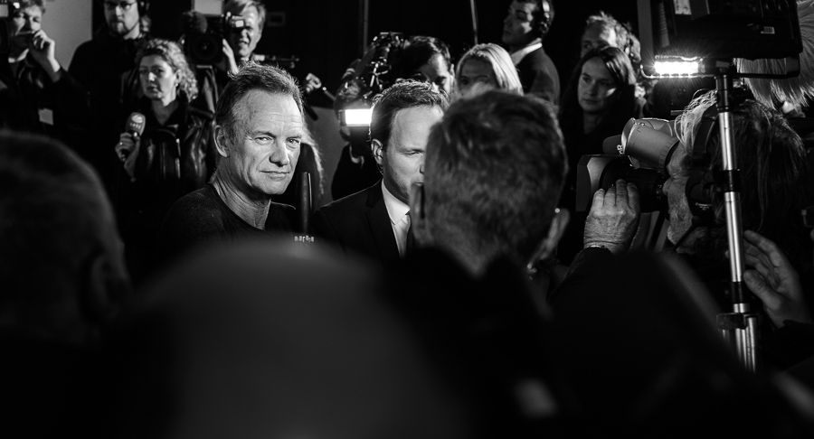 Sting blickt beim Interview mit Christian Buhk für das Hamburg Journal in die Kamera