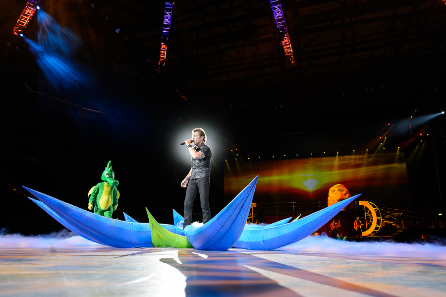 Peter Maffay und Tabaluga zu Beginn der Show. Peter Maffay und Tabaluga zu Beginn der Show.