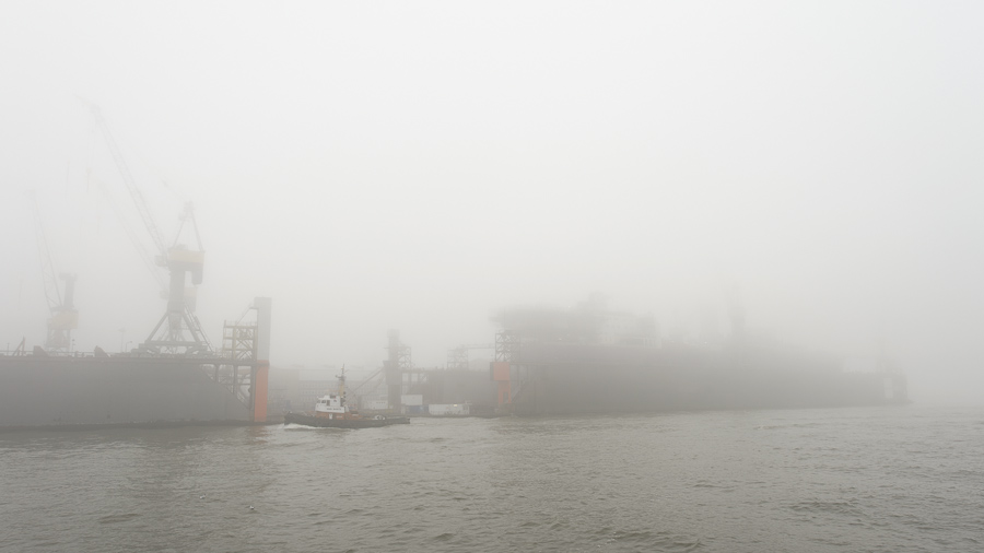 Trockendock im Hamburger Hafen im Nebel. ©bigbasspic Ein Trockendock im Nebel, von einer HADAG Elbfähre aus gesehen.