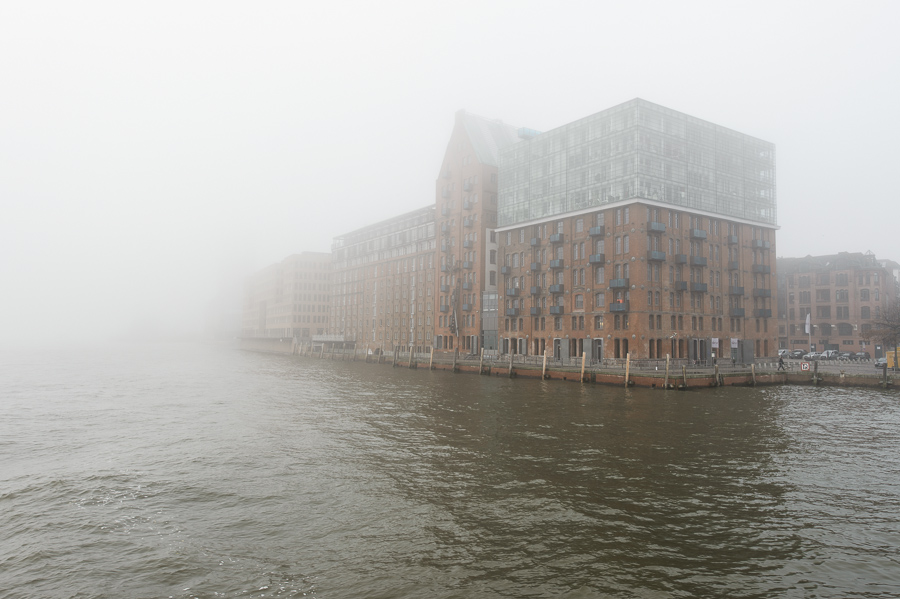 Der Altonaer Kaispeicher im Nebel. ©bigbasspic Der Kaispeicher in Altona, Hamburg versinkt im Nebel. Aufgenommen von der HADAG Elbfähre.